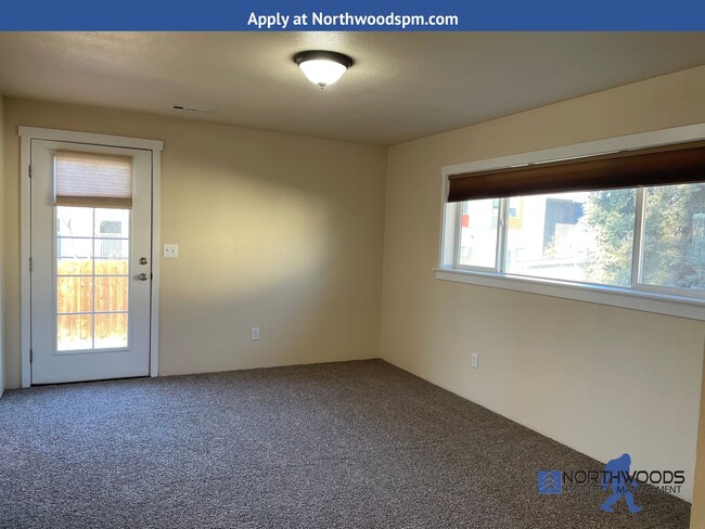 Building Photo - Very Nice 3 Bedroom 2 Bath "Pet Friendly" ...