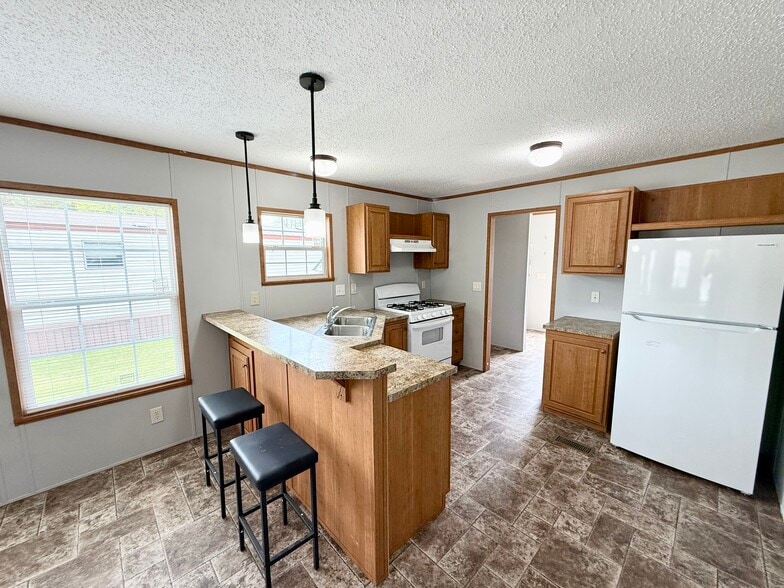 Building Photo - 15588 Pine Ridge Dr