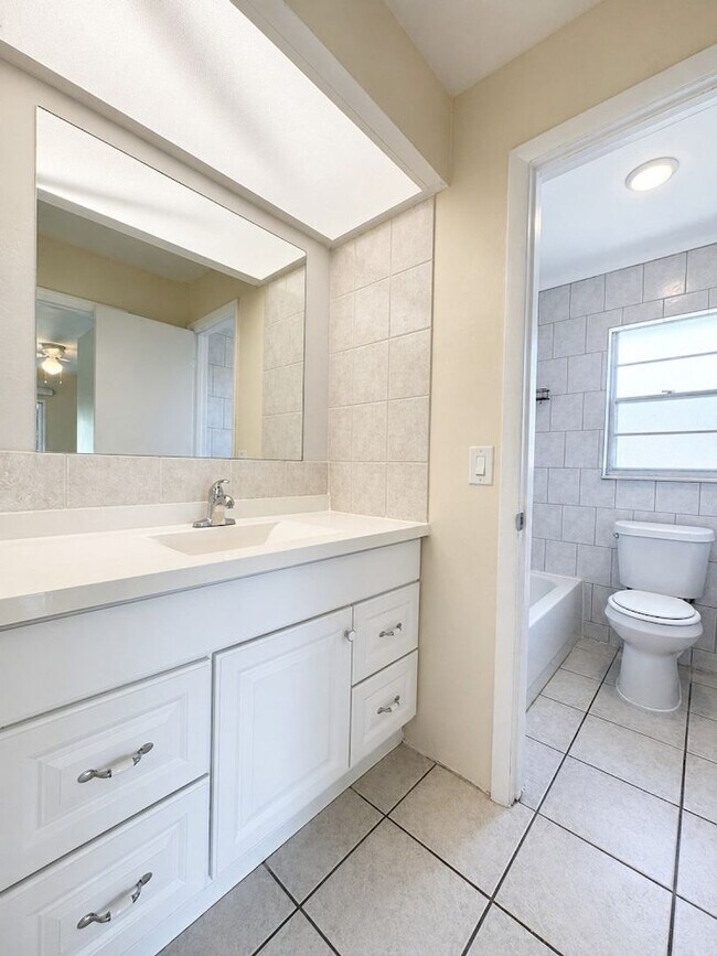 Building Photo - 4133/4135 SW 7th Pl
