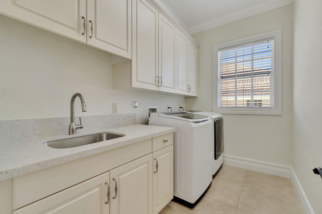 Building Photo - 953 Banyan Dr