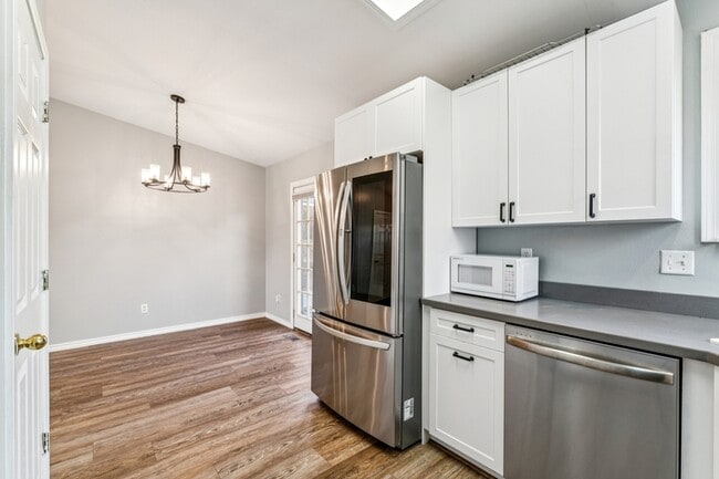 Building Photo - 2036 E Oakridge Ct