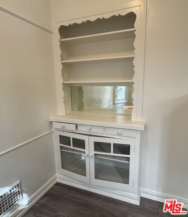 Building Photo - 328 N Sycamore Ave