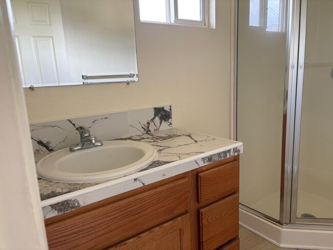 Building Photo - Darling apartment in mid town