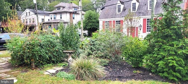 Building Photo - 264 Lake St