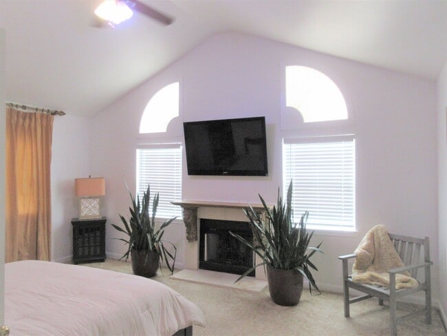 Building Photo - Furnished 3-bedroom in Travis Heights with Downtown Views!