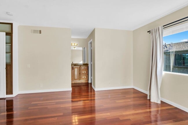 Building Photo - Beautiful townhome in La Jolla!  Three bedrooms plus office/extra bedroom! Available immediately!