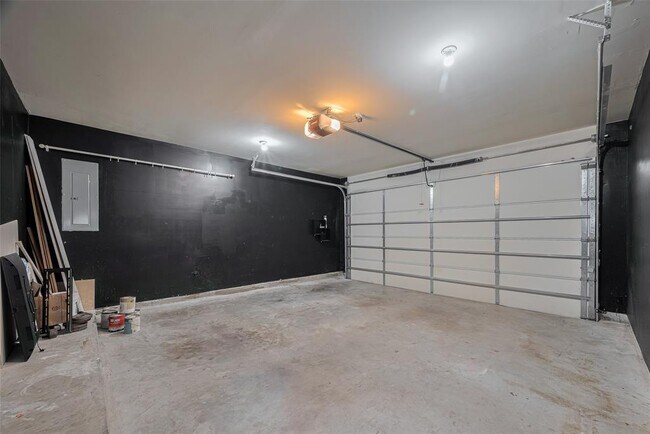 Building Photo - 910 Snover St