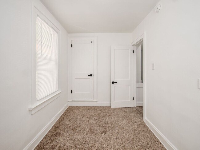 Building Photo - 1359 N 6th St