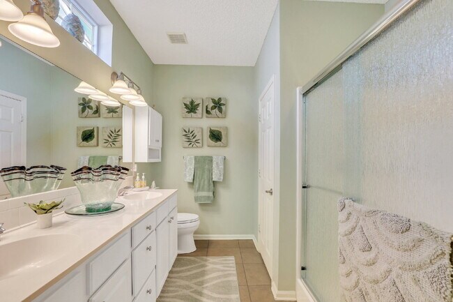 Building Photo - Charming 2-Bedroom, Plus Den Home with 2 F...