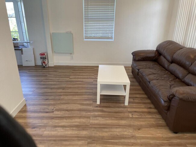 Building Photo - 4037 1/2 National Ave, Upstairs, San Diego, CA 92113