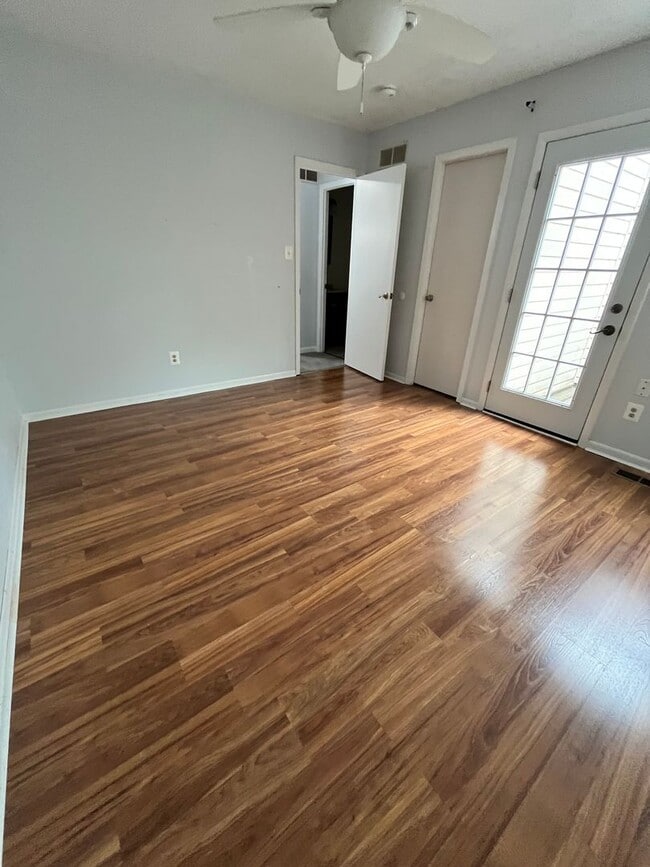 Building Photo - 2 Bd / 1.5 Bth Townhouse in Stover Mill
