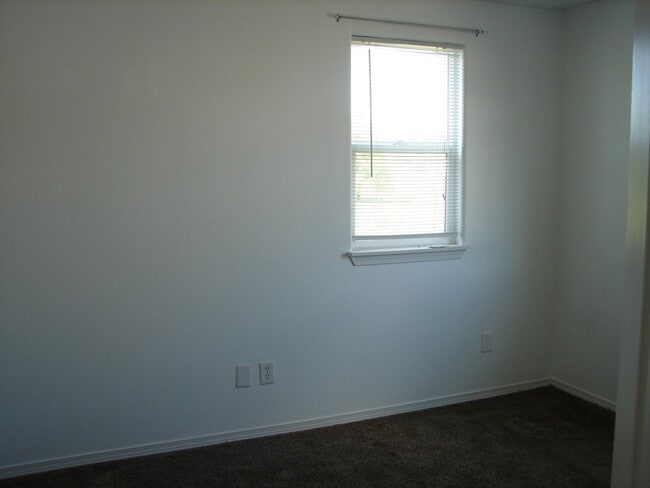 Building Photo - THREE BEDROOM TOWNHOME IN HAZEL DELL