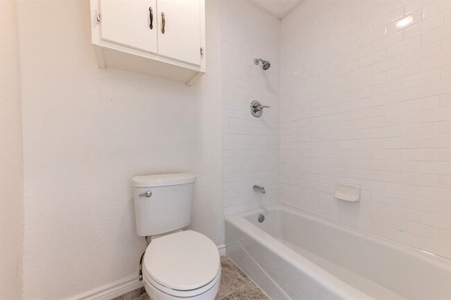 Building Photo - 606 E 2nd St