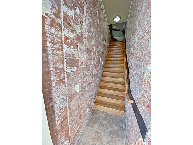 Building Photo - 1626 Cuming St