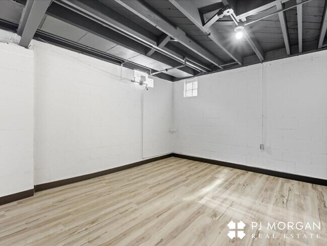 Building Photo - Stylish Updates + Spacious Yard + 2-Car Ga...