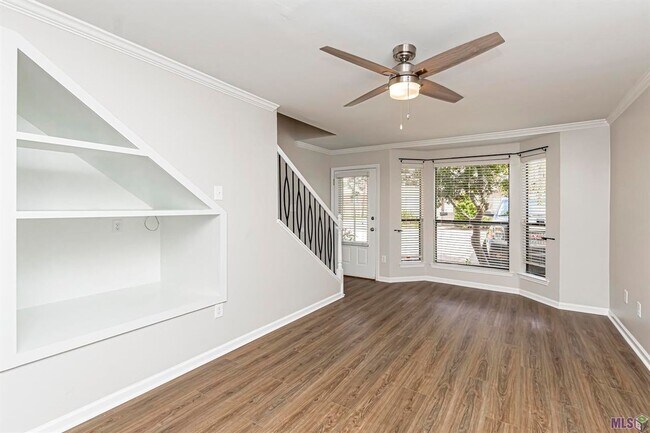 Building Photo - 2 Bedroom Townhome off Jefferson & Bluebonnet Blvd- Pet Friendly