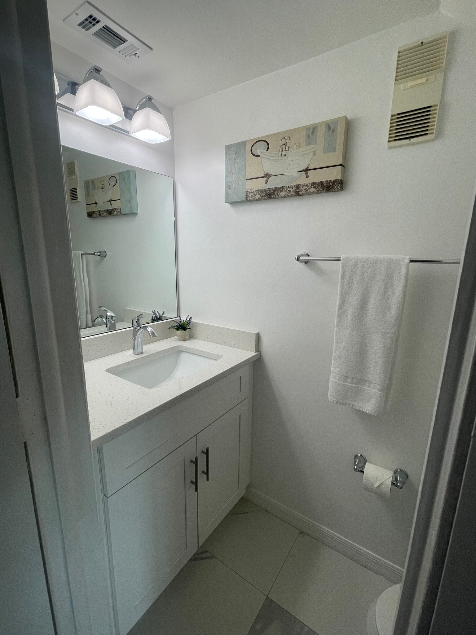 1/2 Bathroom - 16160 Dublin Cir