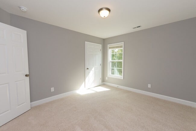 Building Photo - MOVE-IN READY $300 off first month