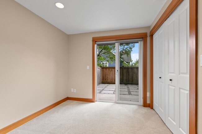 Building Photo - Immaculate West Seattle Townhome