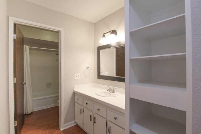 Building Photo - 2 Bedroom Condo for Rent in Redding CA with Pool, Tennis Courts, Garage | The Bluffs