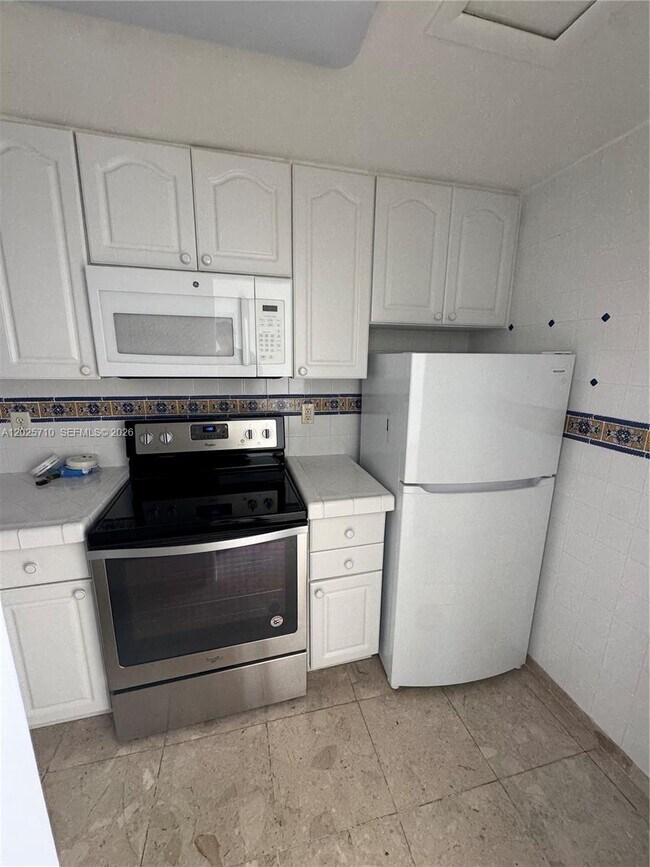 Building Photo - 10281 E Bay Harbor Dr