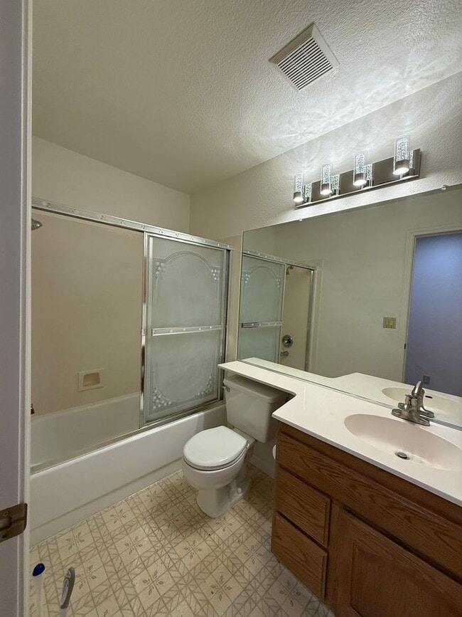 Building Photo - 749 Oak Brook Dr