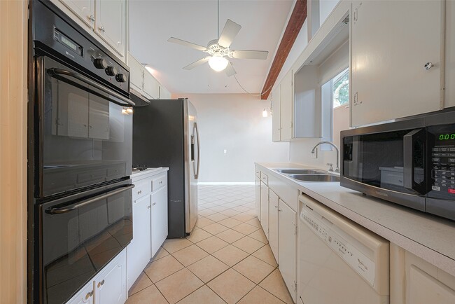 Building Photo - 5222 Nina Lee Ln