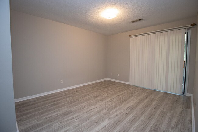 Building Photo - Spacious 2BR 2BA townhome in Village Creek!