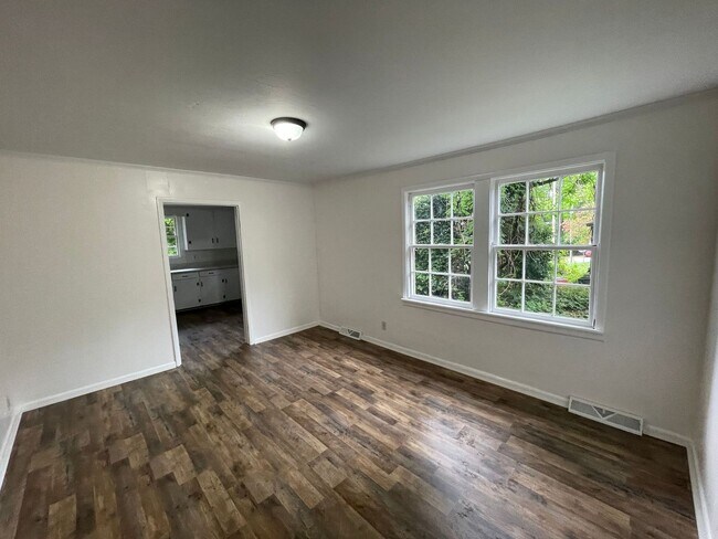 Building Photo - Renovated 2 bedroom 1 bathroom house with office/bonus room!
