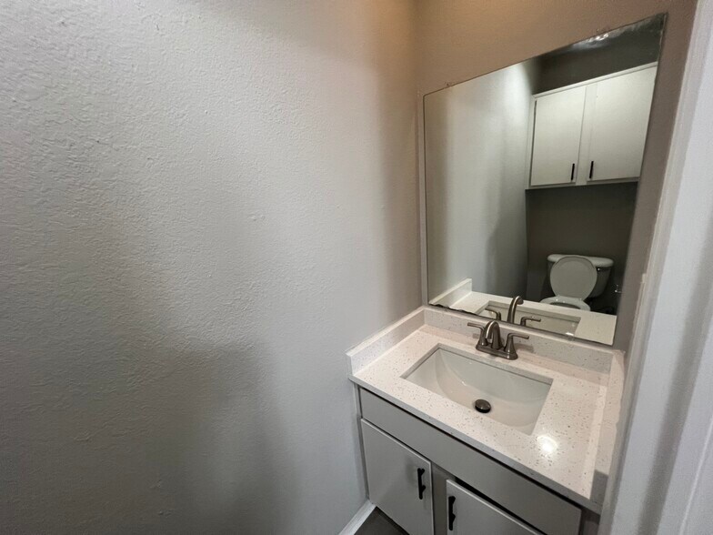 Building Photo - 1936 Bernice St