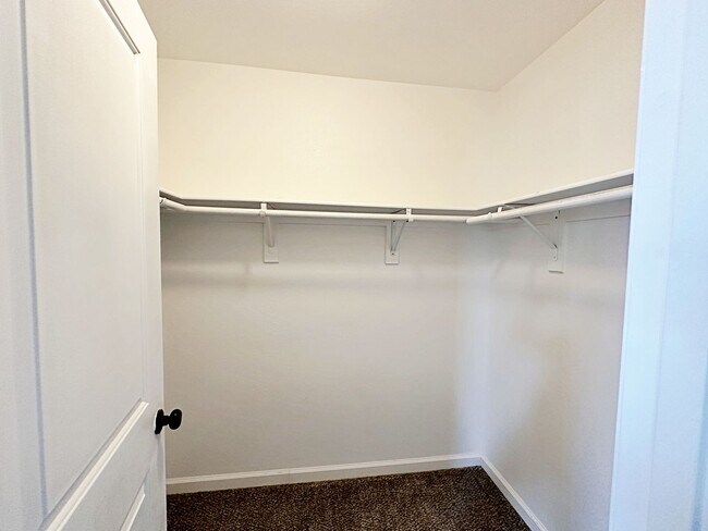 Building Photo - 3 BEDROOM TOWNHOME WITH YARD + 2 CAR GARAG...