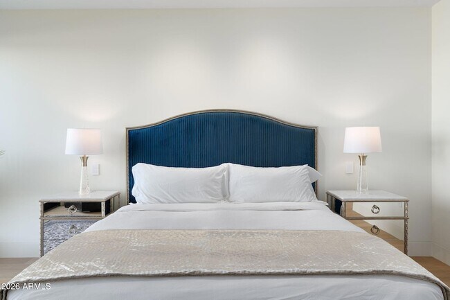 Building Photo - 6587 N Palmeraie Blvd