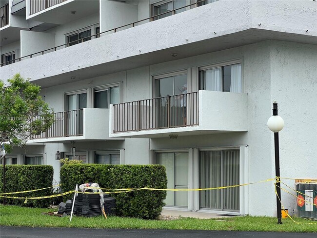 Building Photo - 8000 SW 81st Dr