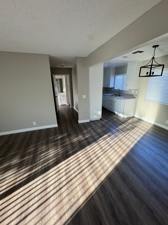 Building Photo - The Courtyard Apartments