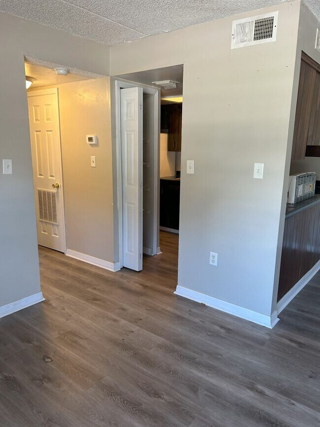 Building Photo - Gated Community 1 Bedroom 1.5 Bath Near Do...