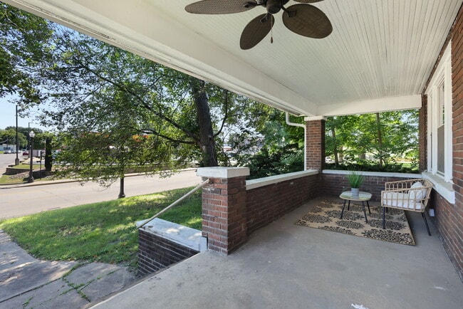 Building Photo - 401 S Buchanan St