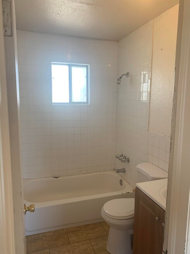 Building Photo - 703 Hilton Ave