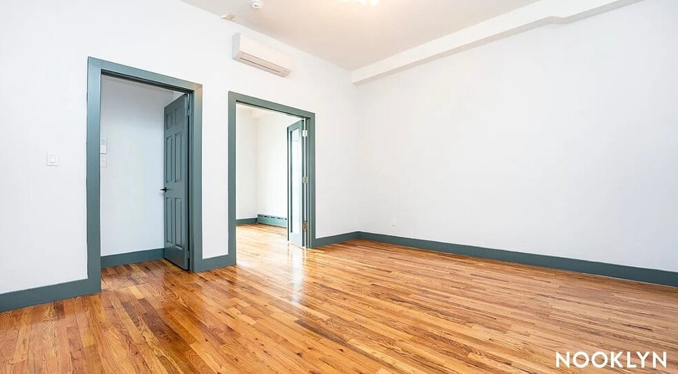 Building Photo - 52 Monitor St