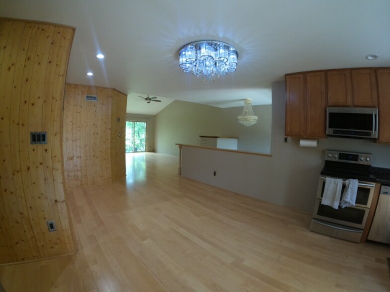 Building Photo - 45903 Dutton Ave