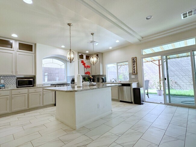 Building Photo - 4Bdrm/2.5bath Single Family Home - Fully Furnished