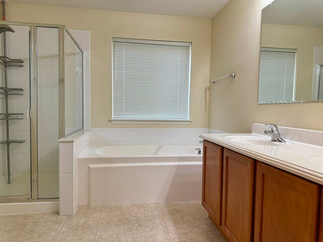 Building Photo - 738 Spires Dr