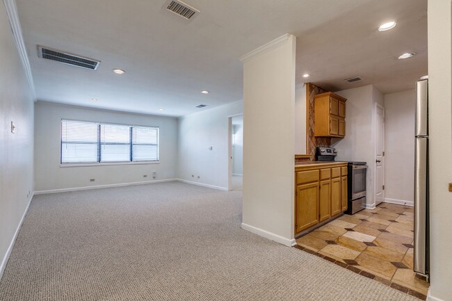 Building Photo - 1 BEDROOM BOUTIQUE APARTMENT