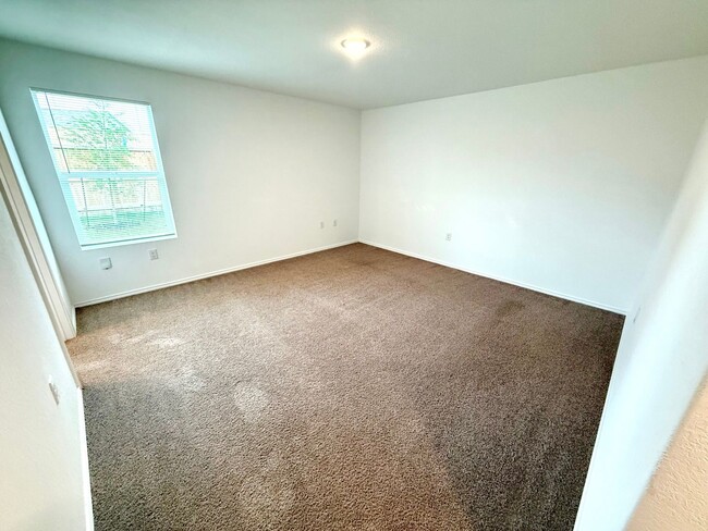 Building Photo - AVAILABLE NOW! 4 Bedroom / 2 Bath Home In ...