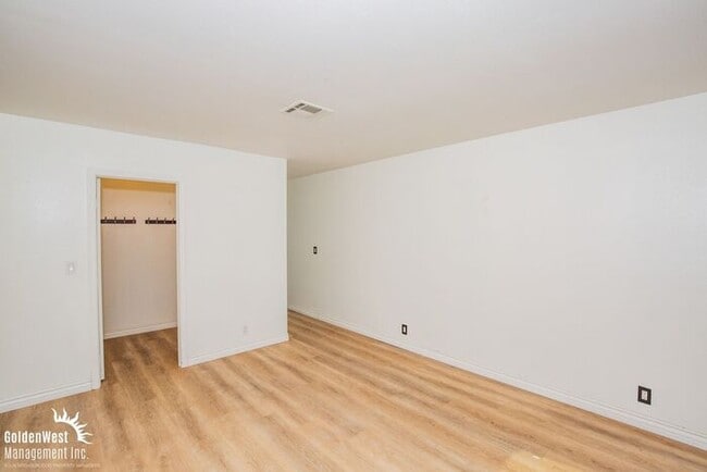 Building Photo - Modern 2Bdm 1.5Ba Townhome in Central Las ...