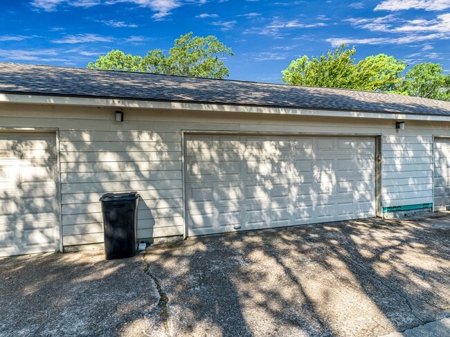 Building Photo - 1144 N Kirkwood Rd
