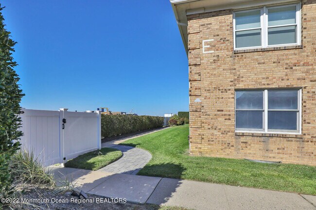 Building Photo - 324 Shore Dr