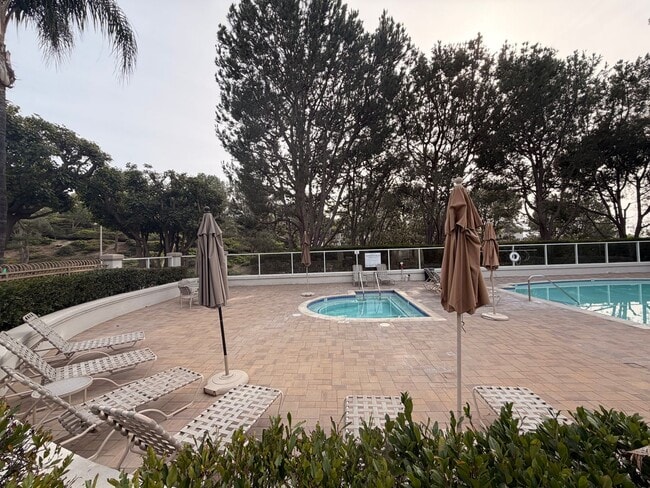 Building Photo - Very Spacious 1 Bed, 1 Bath Condo in Mission Viejo For Rent-In Unit Laundry and Attached Garage