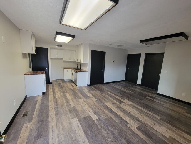 Building Photo - Newly renovated 2 Bed 1 Bath, PETS WELCOME...