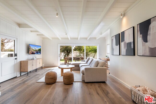 Building Photo - 527 S Bentley Ave