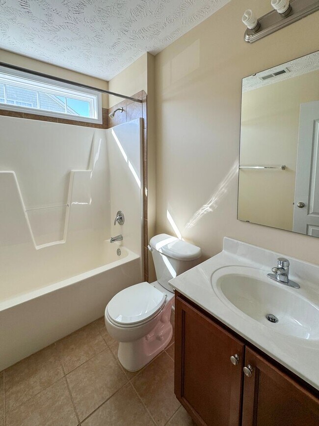 Building Photo - Charming 3 Bed 2 Bath Raeford Home with Fe...